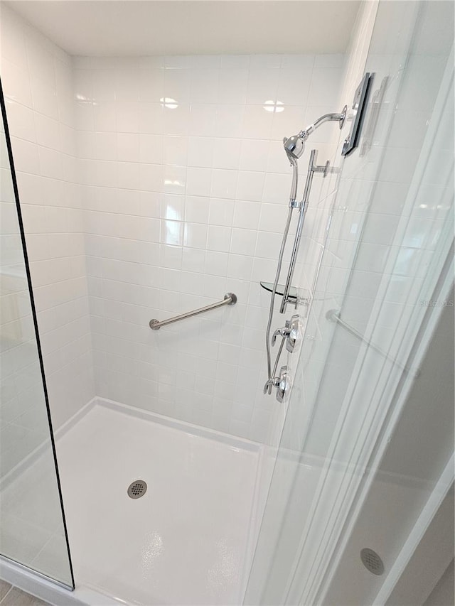 bathroom featuring a tile shower