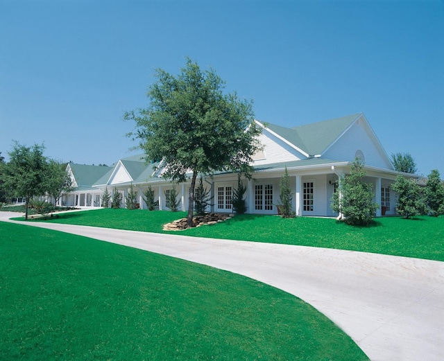 view of front facade featuring a front lawn