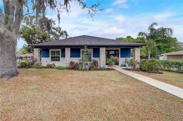 view of front of house featuring a front lawn