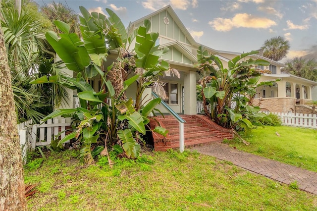 view of front of home with a front lawn