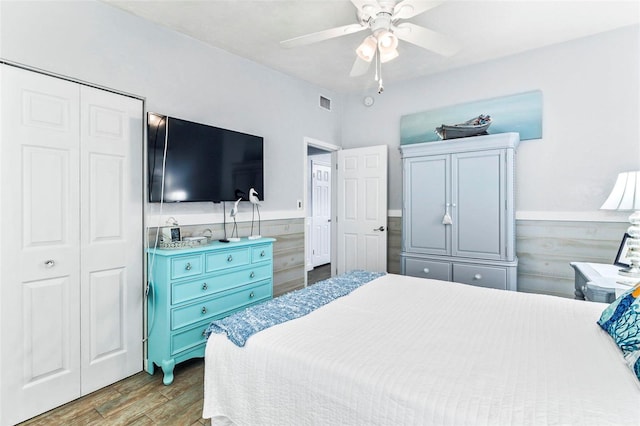 bedroom featuring a closet, light hardwood / wood-style flooring, and ceiling fan