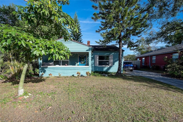 bungalow-style house featuring a front lawn