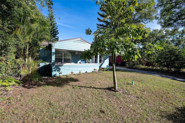 view of front of home featuring a front yard