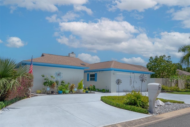 1433 Lake Marion Dr, Apopka, FL 32712 - view of front of house with stucco siding, a garage, fence, and curved driveway