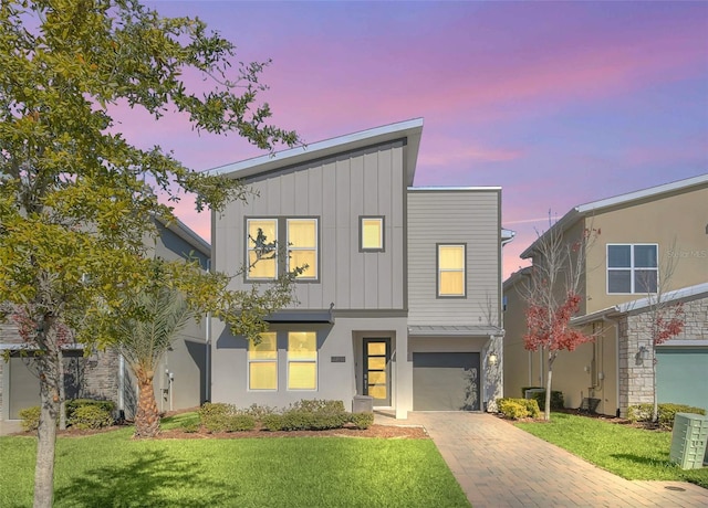 view of front of house featuring a garage and a yard