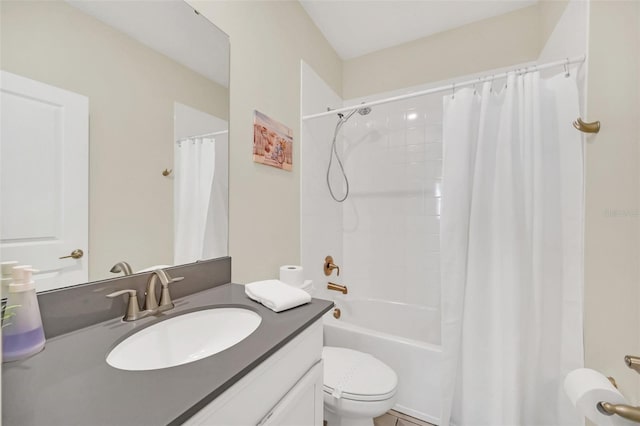 full bathroom with toilet, vanity, and shower / bath combo