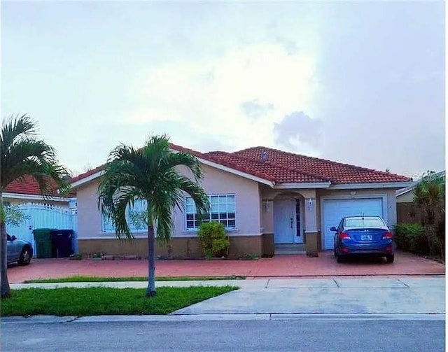 view of front of house featuring a garage