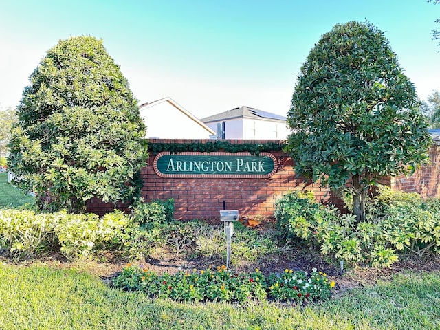 view of community / neighborhood sign