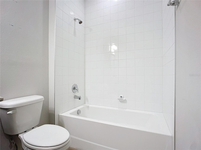 bathroom with tiled shower / bath and toilet