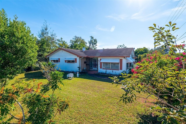 view of front of property featuring a front lawn