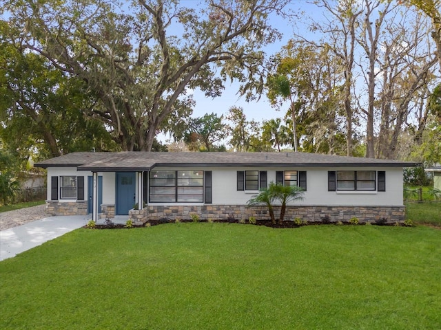 ranch-style home featuring a front lawn