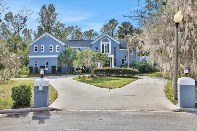 view of front of home featuring a front yard