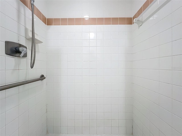 bathroom featuring a tile shower