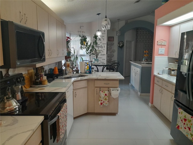 kitchen with a textured ceiling, stainless steel range with electric cooktop, decorative light fixtures, sink, and fridge with ice dispenser