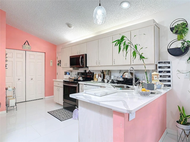 kitchen featuring vaulted ceiling, decorative light fixtures, sink, electric range, and kitchen peninsula