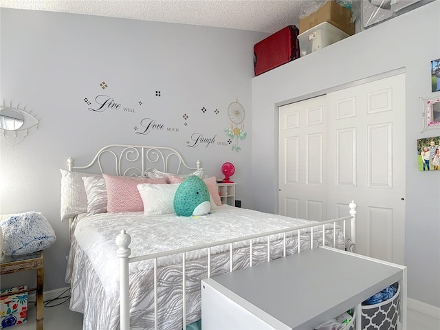 bedroom featuring a textured ceiling and a closet