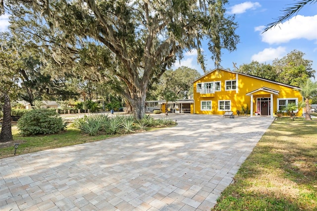 view of front facade featuring a front lawn