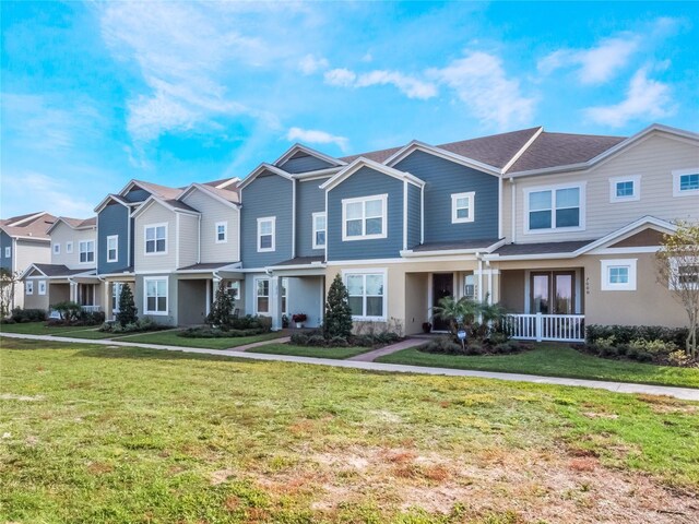 multi unit property featuring a front yard