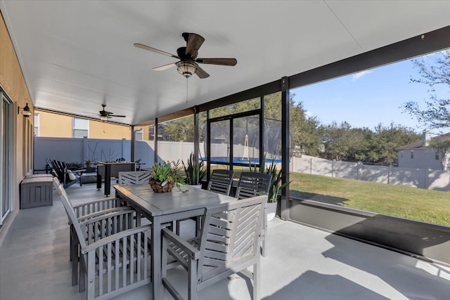 sunroom with ceiling fan