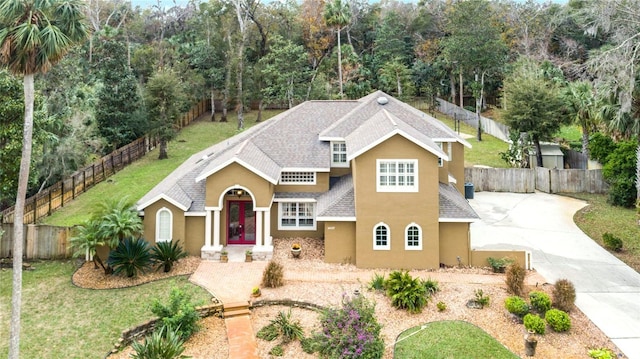 view of front of property featuring a front yard