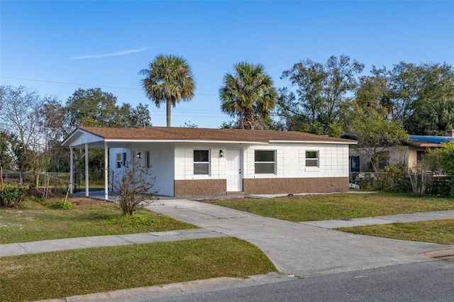 view of front facade with a front yard