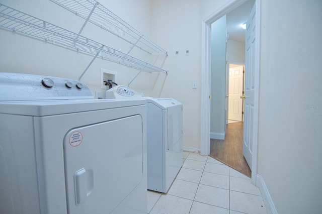 laundry room featuring light tile patterned flooring and independent washer and dryer