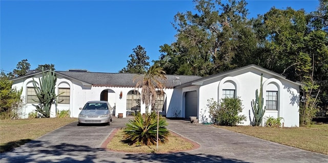 view of front of property featuring a front yard