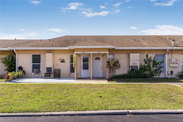 single story home featuring a front yard