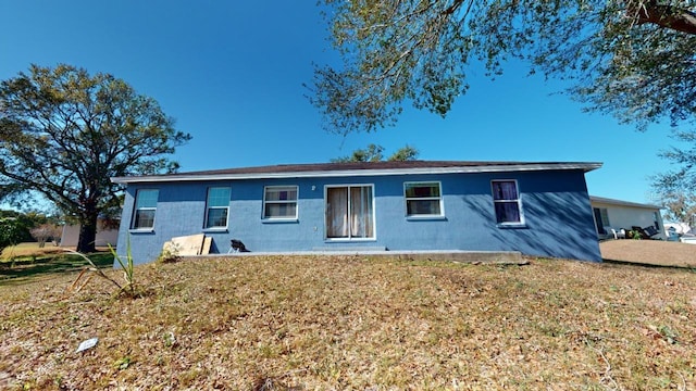 view of front of property featuring a front lawn