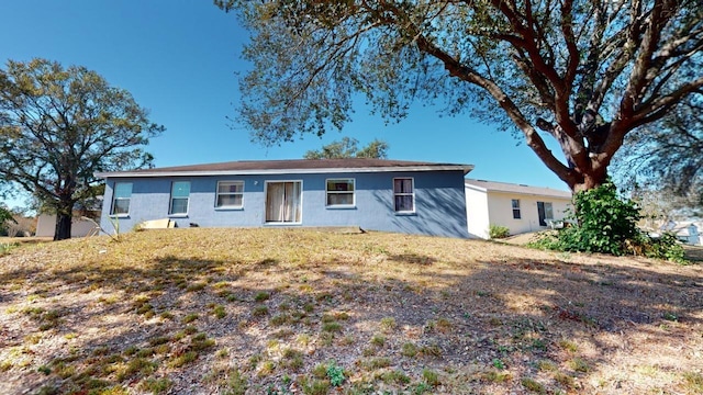 single story home featuring a front yard