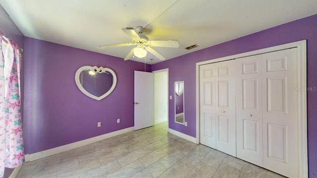 unfurnished bedroom featuring ceiling fan and a closet