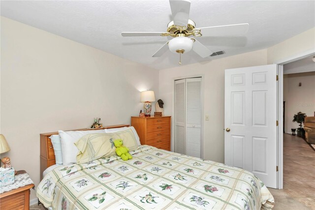 bedroom with ceiling fan, a closet, and visible vents