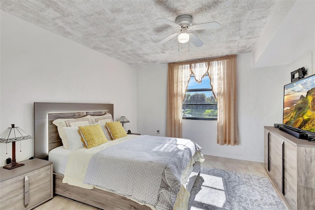 bedroom featuring a textured ceiling, light hardwood / wood-style floors, and ceiling fan