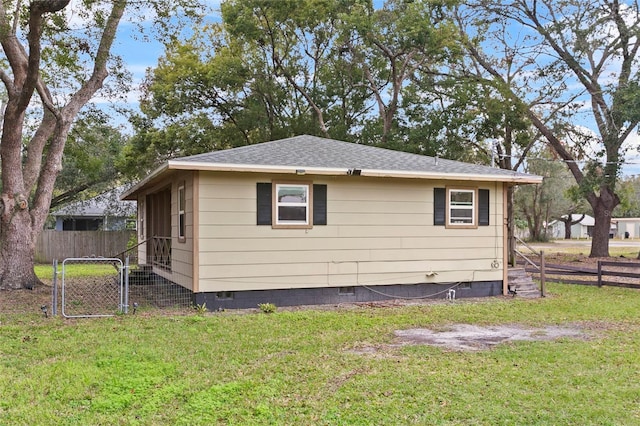 view of side of property featuring a lawn