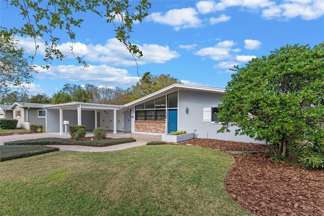 view of front facade with a front yard