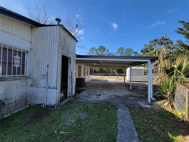 view of vehicle parking featuring a carport