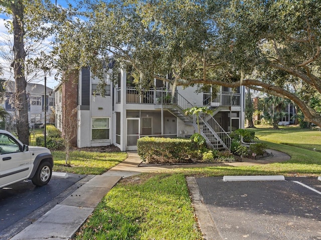 townhome / multi-family property with a front lawn