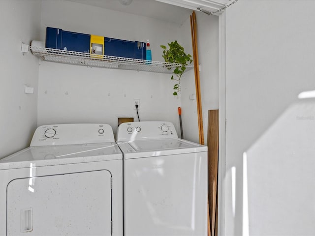 washroom featuring washing machine and clothes dryer