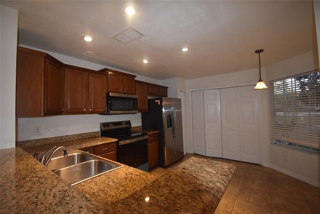 kitchen with sink, stainless steel appliances, kitchen peninsula, pendant lighting, and light tile patterned floors