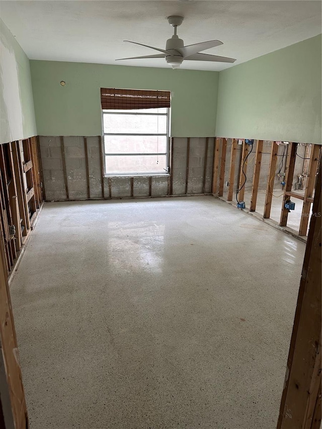 empty room with ceiling fan