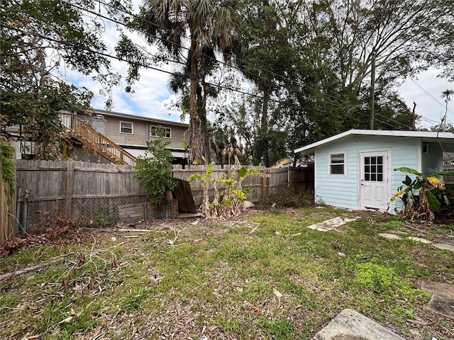 view of yard featuring an outbuilding