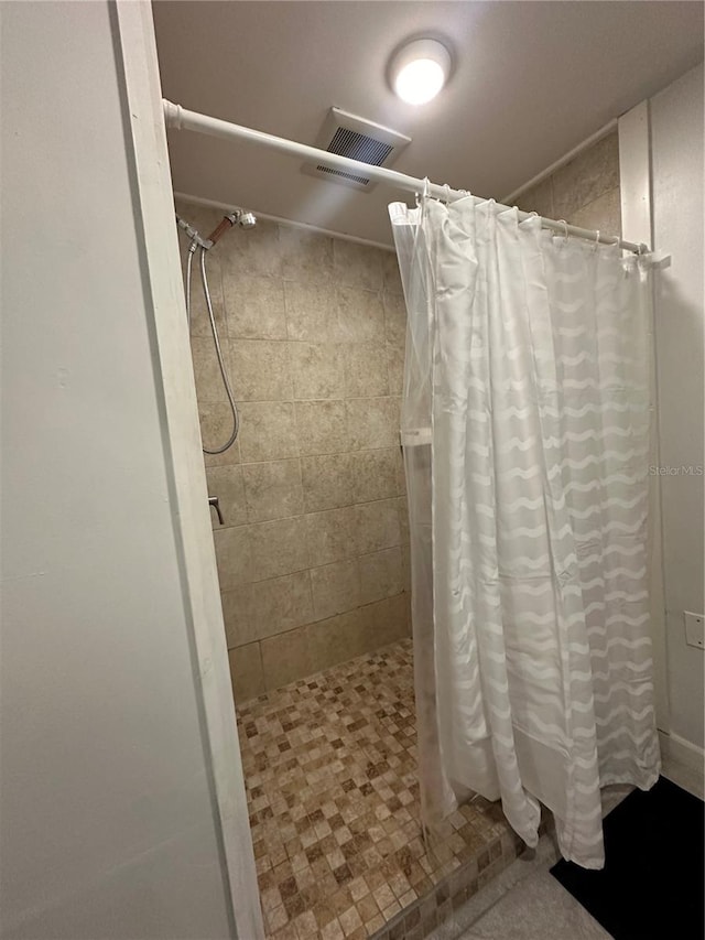 bathroom featuring a shower with shower curtain