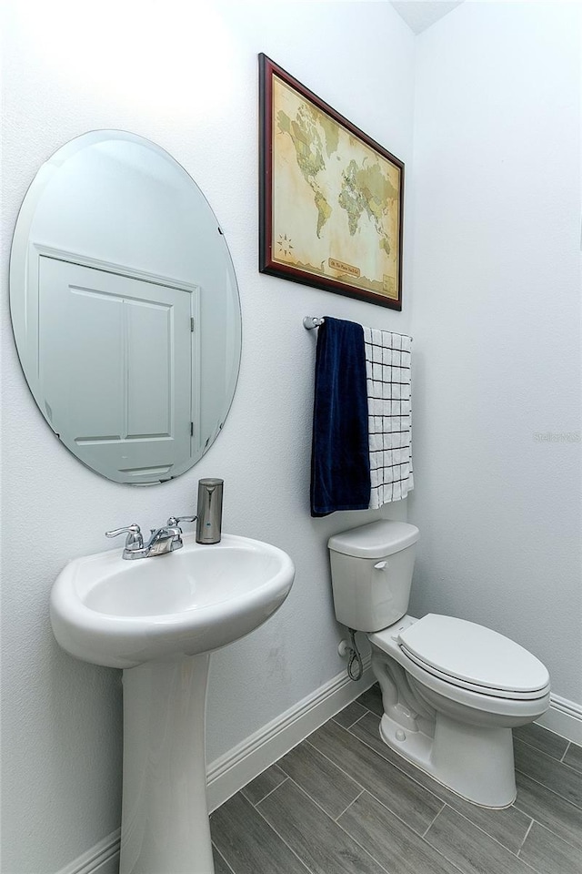 bathroom featuring toilet and sink