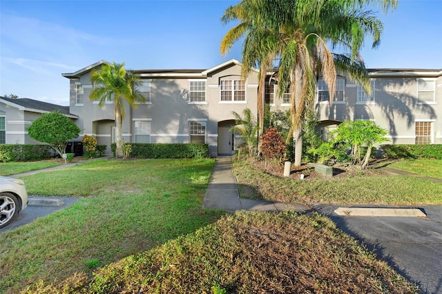 view of front of property featuring a front yard