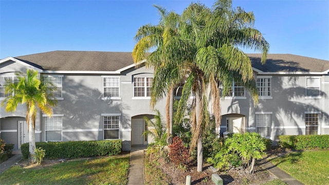 view of front of property with a front yard