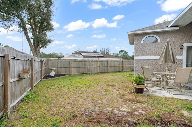 view of yard featuring a patio