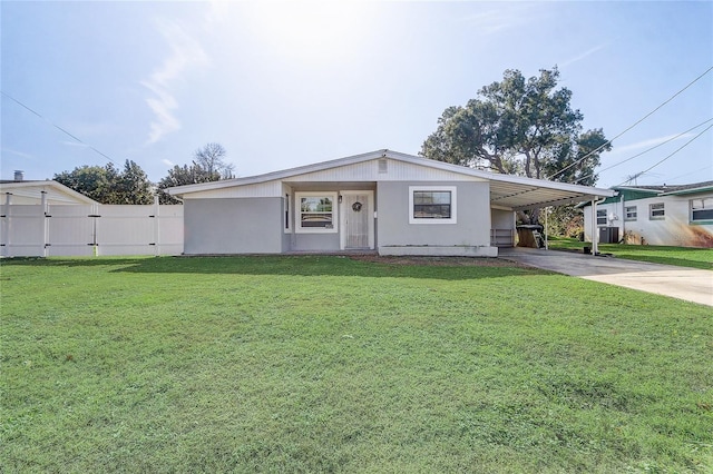 view of front of property featuring a front lawn and a carport