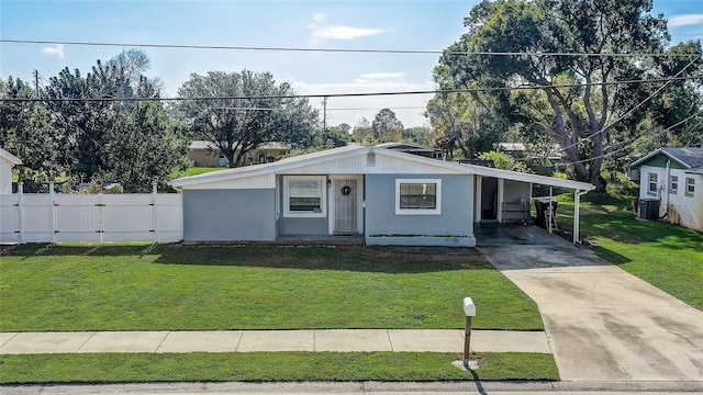 view of front of home featuring a carport and a front lawn