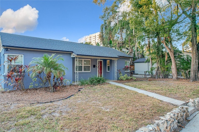 single story home with a front lawn