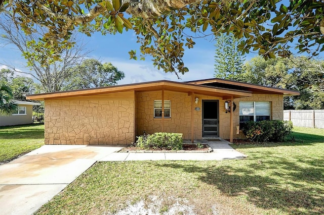 ranch-style house featuring a front lawn